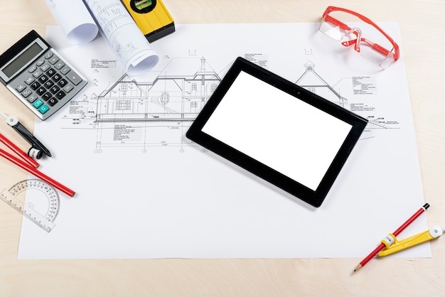 Plan i tablet – ilustracja pracy z dokumentacją